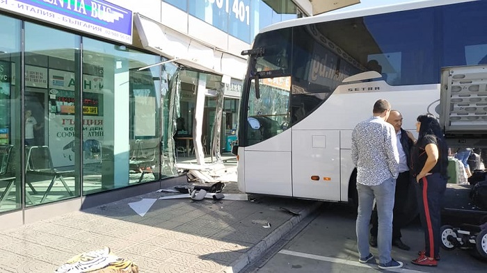 Автобус се блъсна в чакалнята на софийска автогара