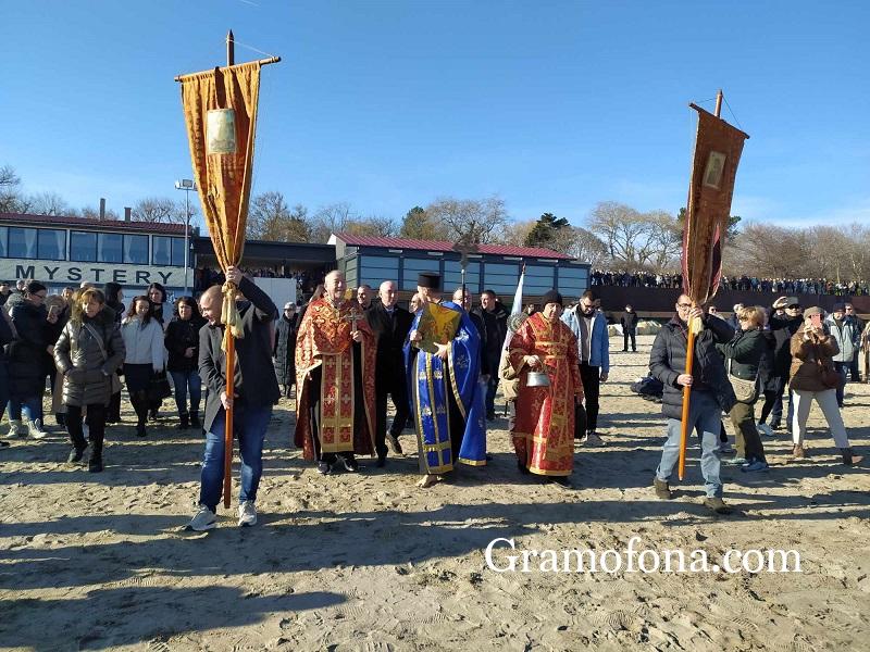 Стотици са на плажа в Созопол в очакване да бъде спасен кръстът