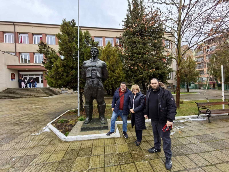 Традицията е спазена: Братята журналисти Кеворк и Степан Дадурян почистиха паметника на Апостола